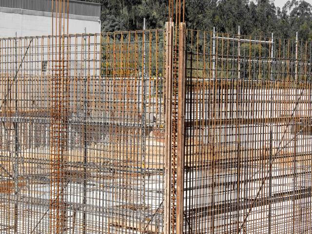 Armaduras de muros y pilares con sus esperas en obra