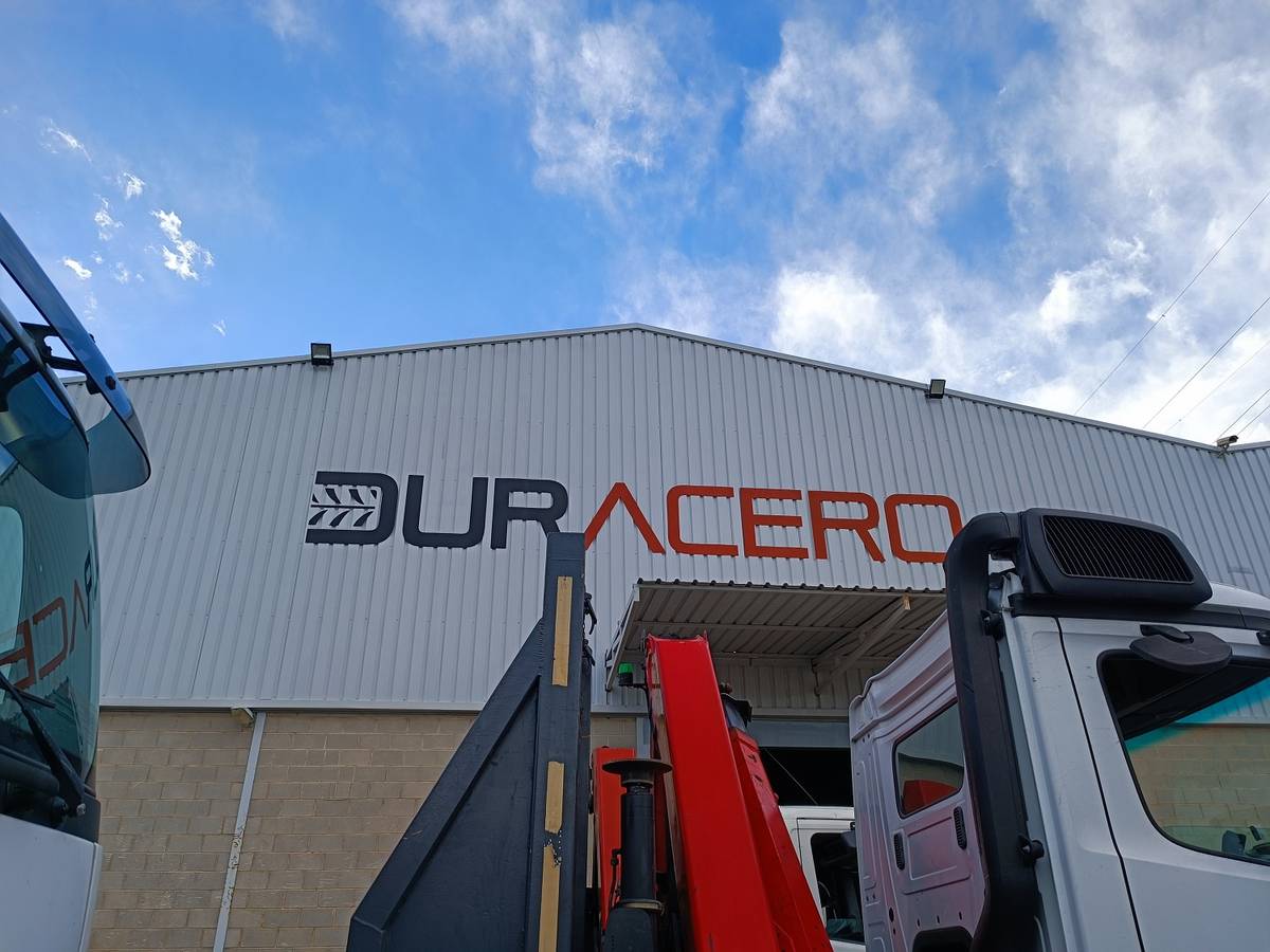 Nave de Hierros Duracero en Gandia con camiones de reparto