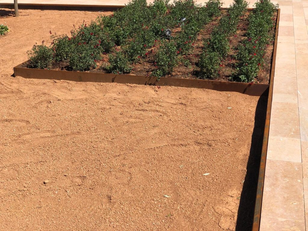 Bordillo de acero corten con pliegue superior que delimita un parterre