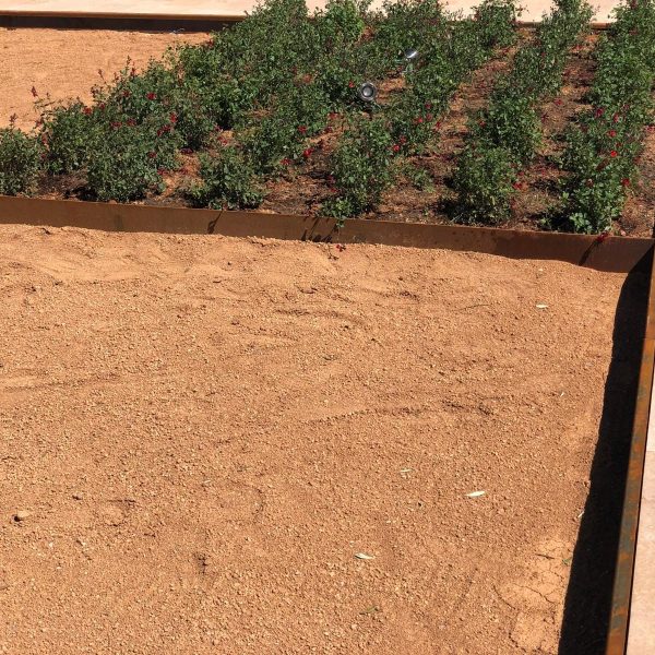 Bordillo de acero corten con pliegue superior que delimita un parterre
