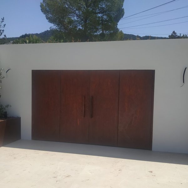 Puerta de garaje de acero corten en una vivienda