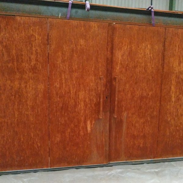 Puerta de acero corten de dos hojas terminada en nuestro taller