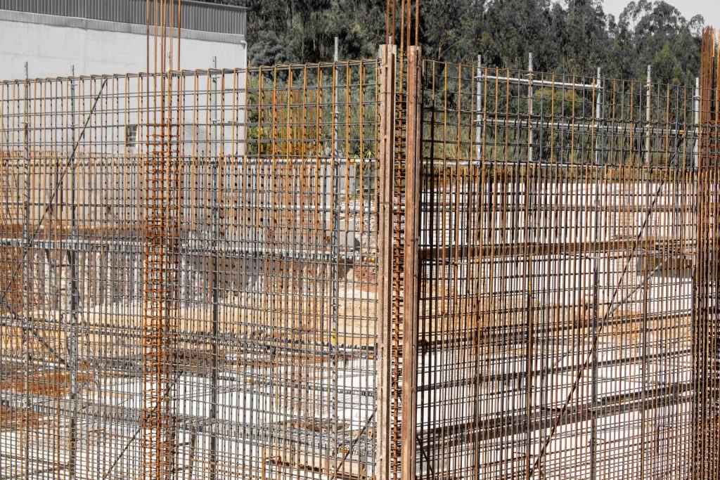 Armaduras de muros y pilares con sus esperas en obra