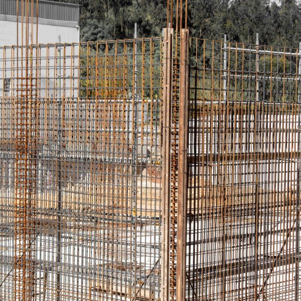 Armaduras de muros y pilares con sus esperas en obra