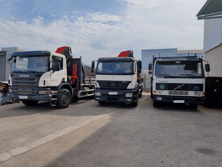 Tres camiones grúa de Hierros Duracero aparcados frente al almacén de Gandia