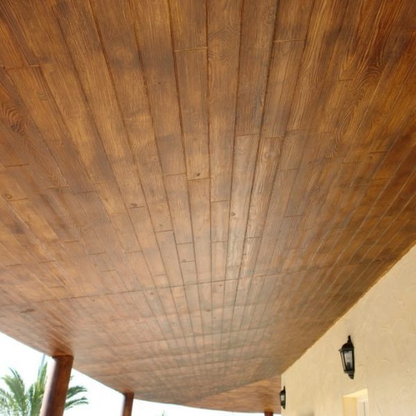 Techo de hormigón visto con textura de madera