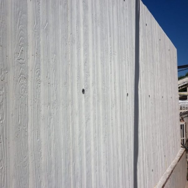 Muro de hormigón visto con textura de madera