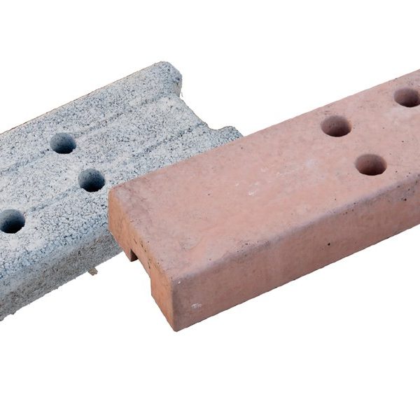 Dos pies de hormigón con taladros para los postes de la valla móvil de obra