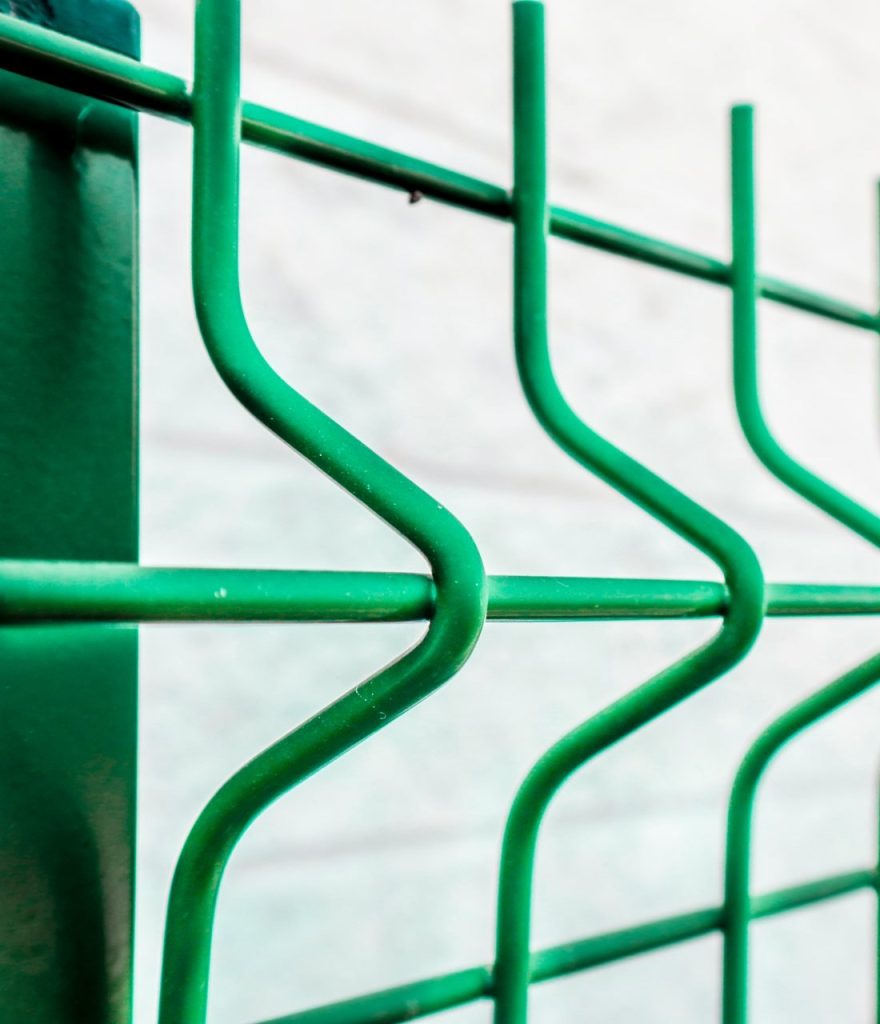 Detalle de panel de malla plegada verde y su poste