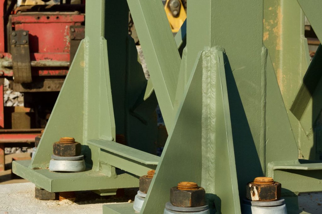 Placas de anclaje de una estructura metálica sobre su base